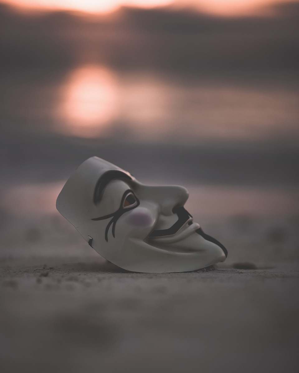 giving in Guy Fawkes mask figurine
